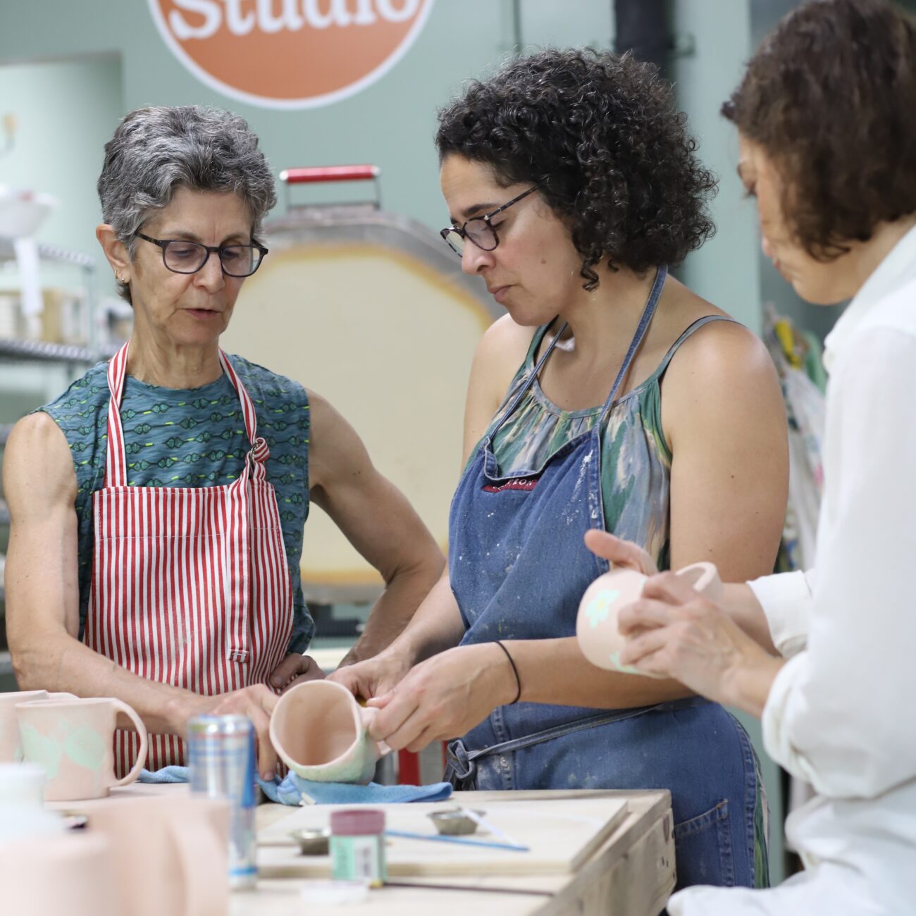 Ariella_working_with_students_at_slip_Studio